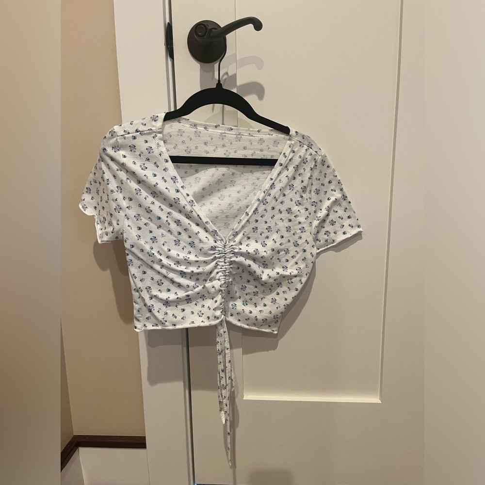 H&M Cropped floral t shirt with tie in front- size small
